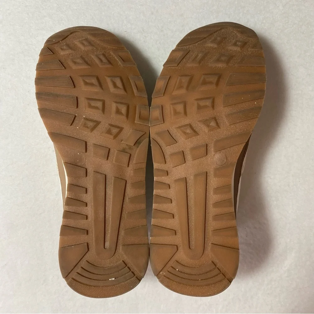 Cushionaire Sneakers Women’s 8 Cream Tan Brown Casual Comfort Lace‎ Up Shoe